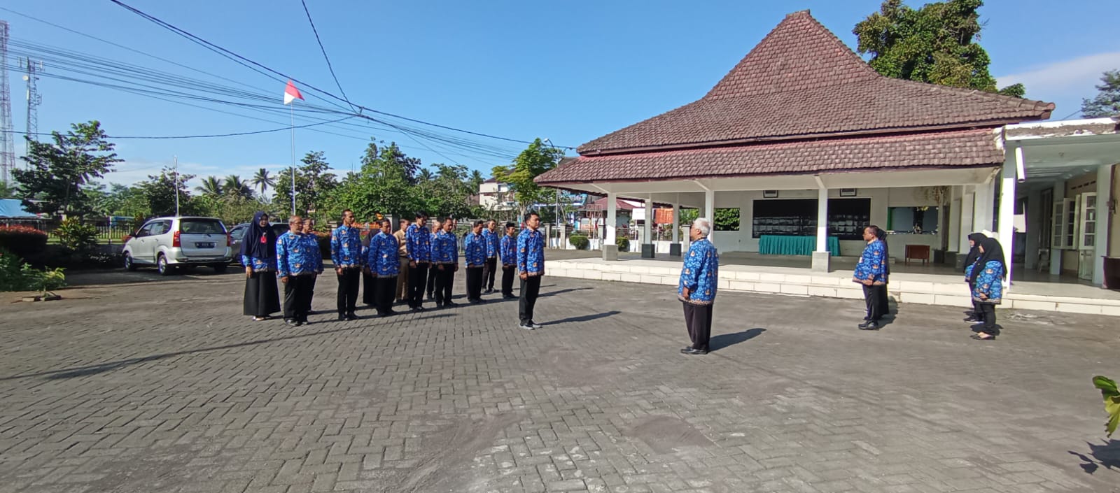 Tingkatkan Disiplin, Sekcam Senduro Pimpin Apel Pagi Rutin di Halaman Kantor Kecamatan Senduro