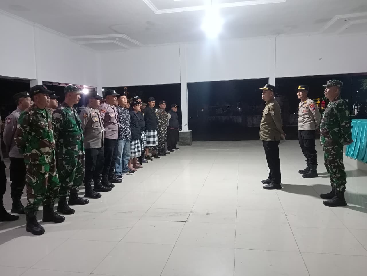 Ciptakan Kamtibmas Kondusif, Camat Senduro Pimpin Apel Gabungan Pengamanan Malam Takbir