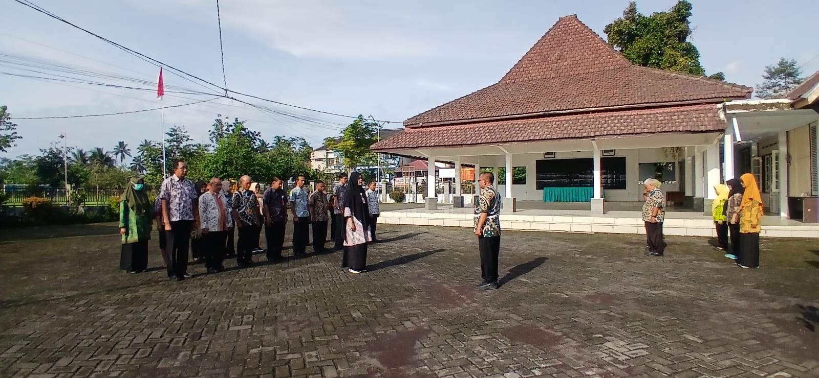 Tingkatkan Pelayanan, Kasi Pemerintahan Pimpin Apel Pagi Rutin di Kecamatan Senduro