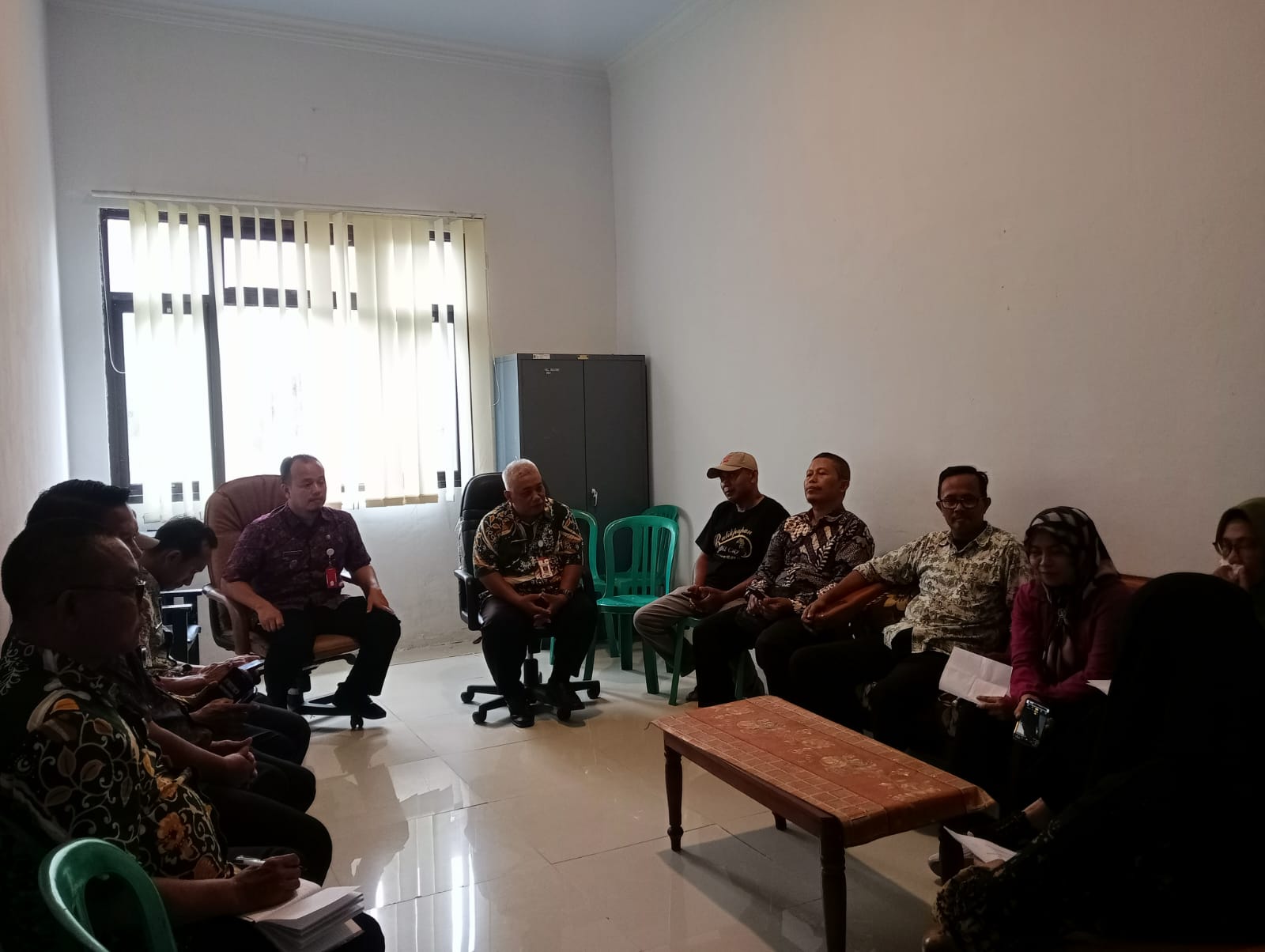 Camat Senduro memimpin rapat terkait persiapan monev dan penjaringan perangkat.