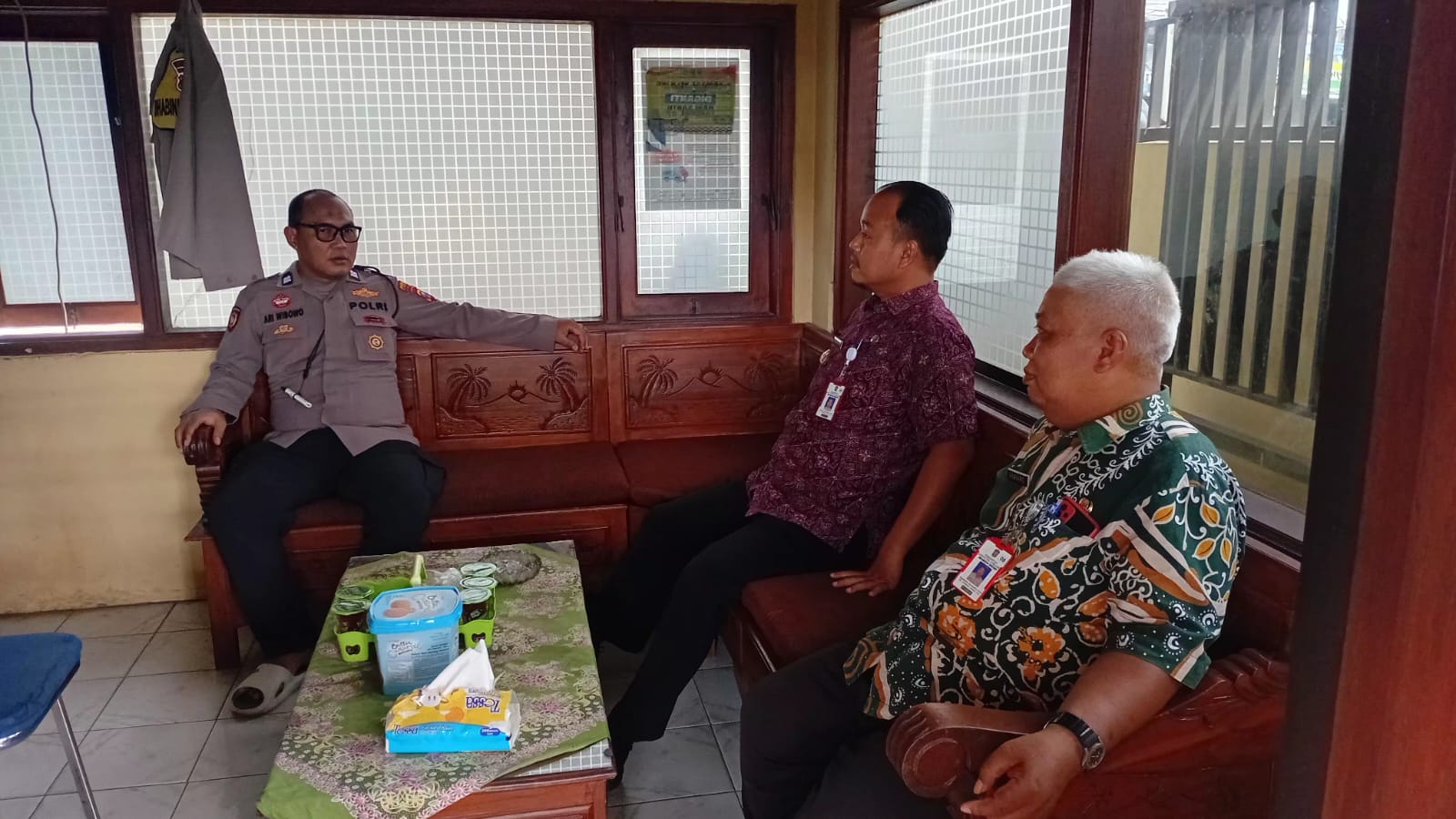 Perkuat Sinergitas, Camat dan Sekcam Senduro Hadiri Halal Bihalal di Polsek Senduro