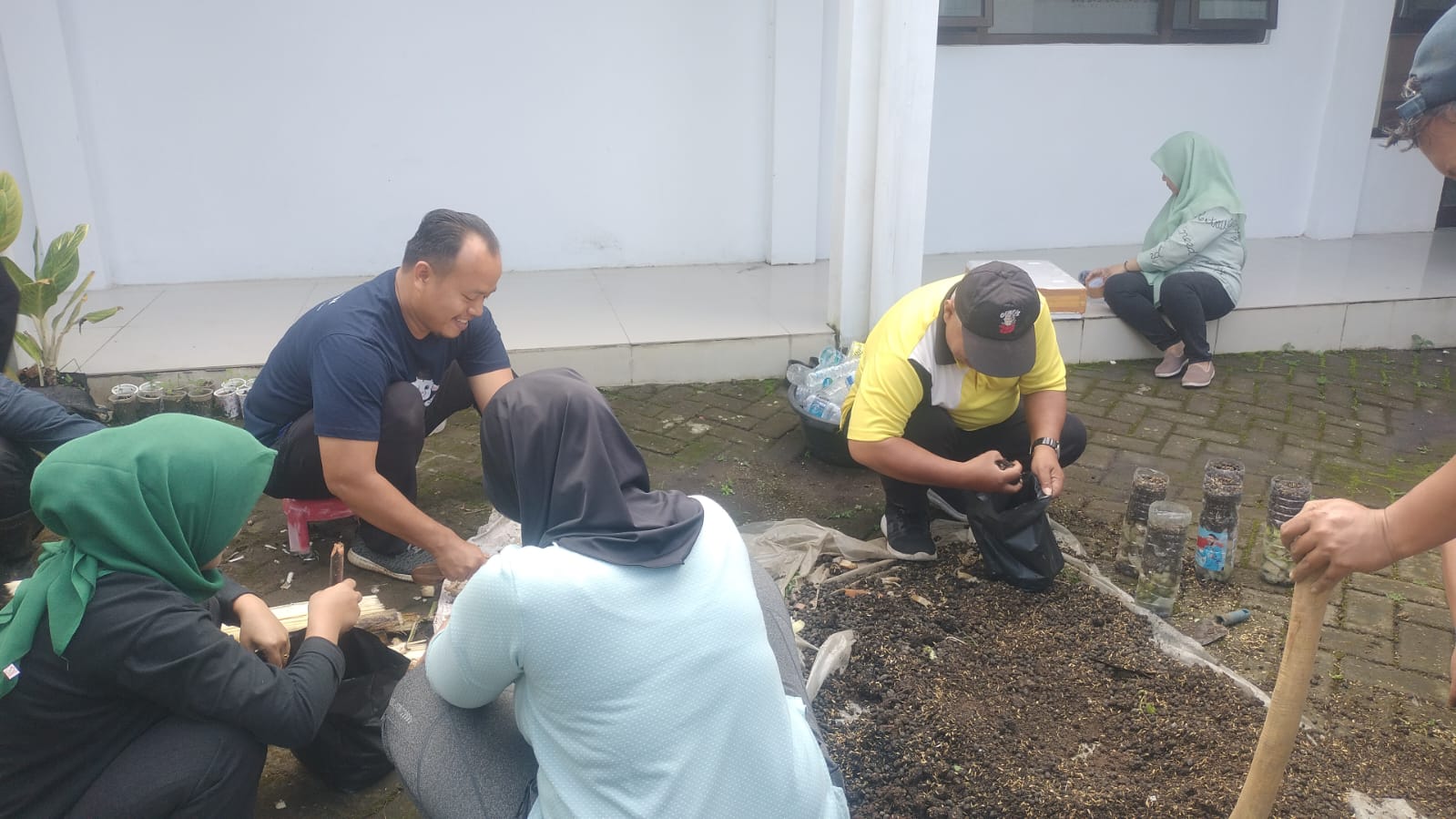 Tingkatkan Kebersihan, Camat Senduro Pimpin Kerja Bakti Gerakan ASRI 