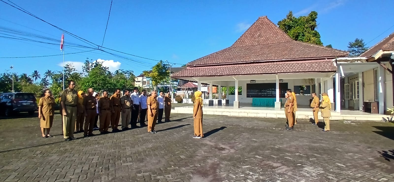 Tingkatkan Disiplin, Kasi PMD Kecamatan Senduro Pimpin Apel Pagi Rutin