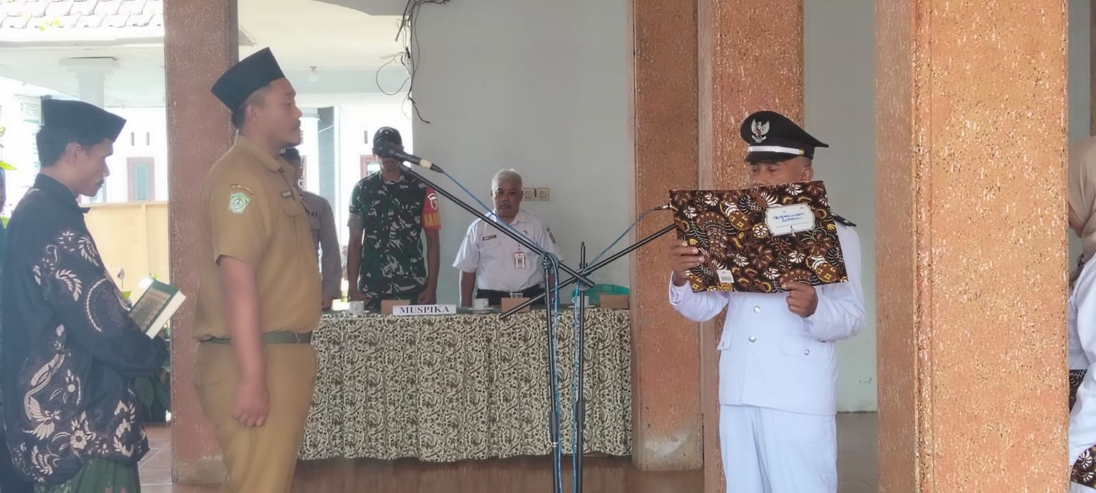 Tingkatkan Pelayanan Desa, Sekcam Senduro Hadiri Pelantikan Kepala Dusun Mlambing Desa Burno