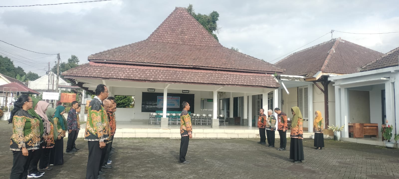 Tingkatkan Disiplin dan Sinergi, Kasubag Keuangan Pimpin Apel Pagi Rutin di Kantor Kecamatan Senduro