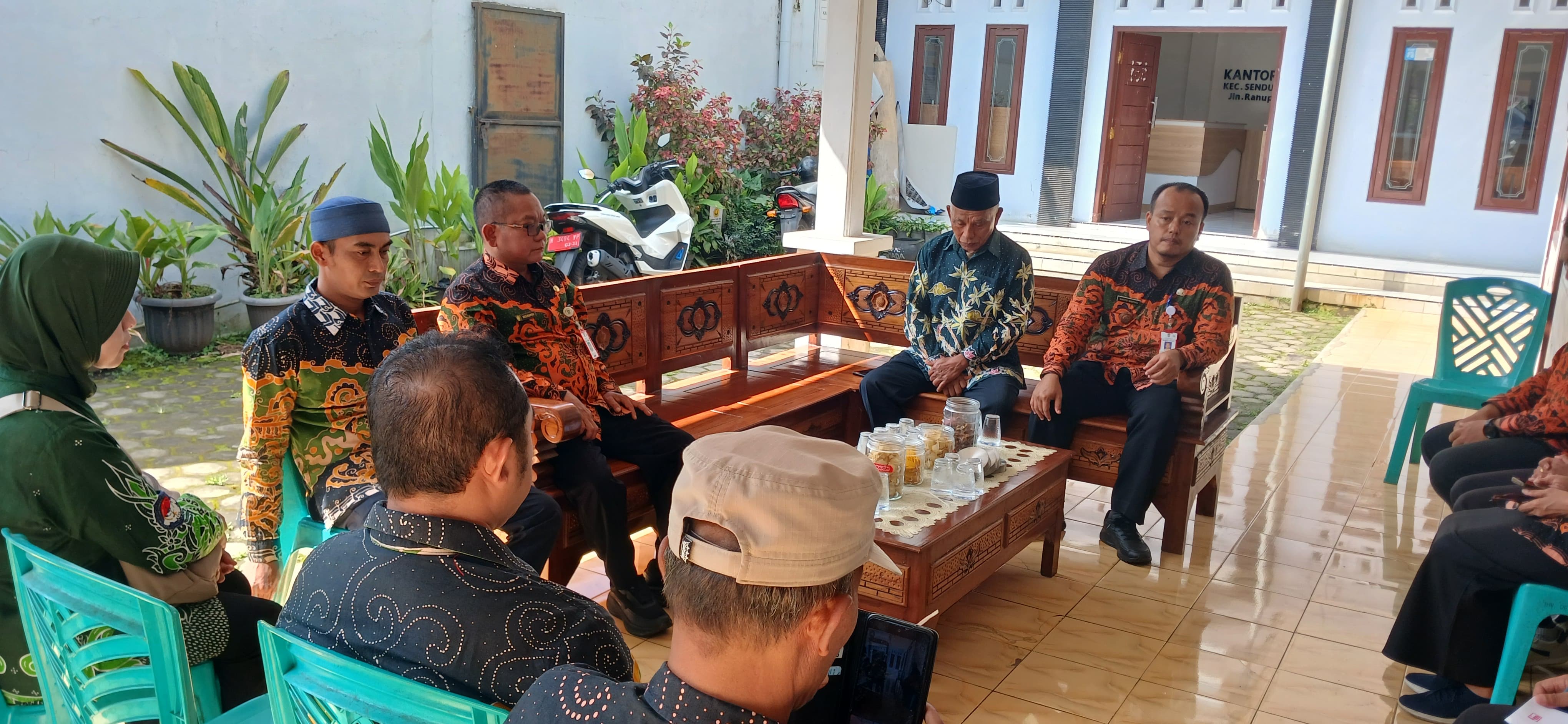 Tingkatkan Kualitas Pelayanan dan Administrasi, Tim Kecamatan Senduro Lakukan Monev ke Desa Burno