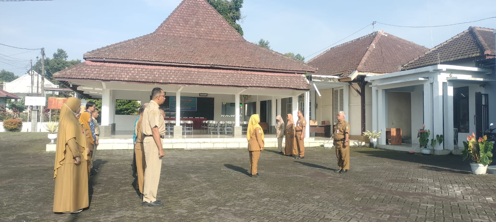 Tingkatkan Disiplin dan Sinergi, Sekcam Senduro Pimpin Apel Pagi Rutin di Halaman Kantor Kecamatan