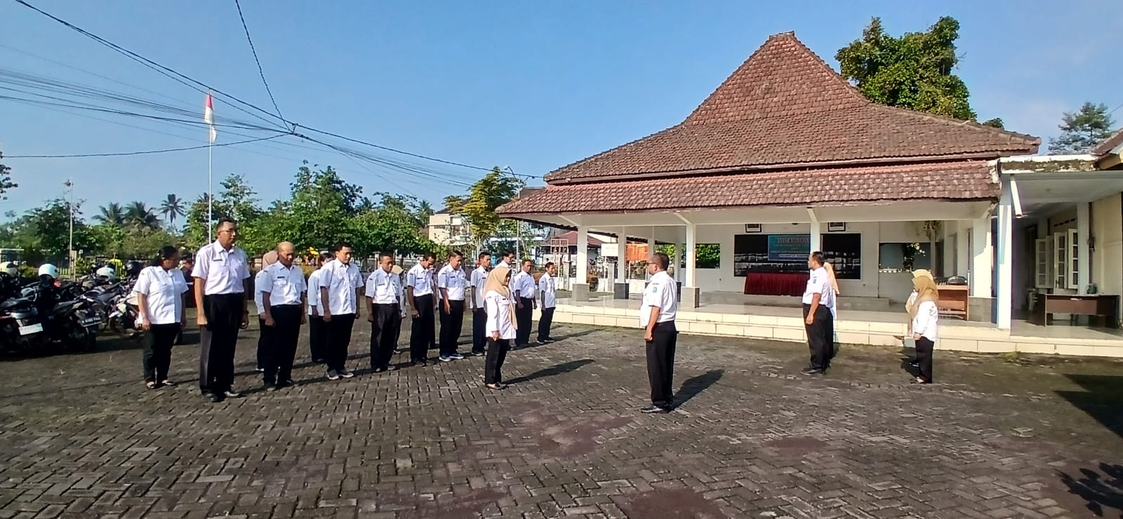 Tingkatkan Disiplin ASN, Kasi Pemerintahan Kecamatan Senduro Pimpin Apel Pagi Rutin di Halaman Kecam