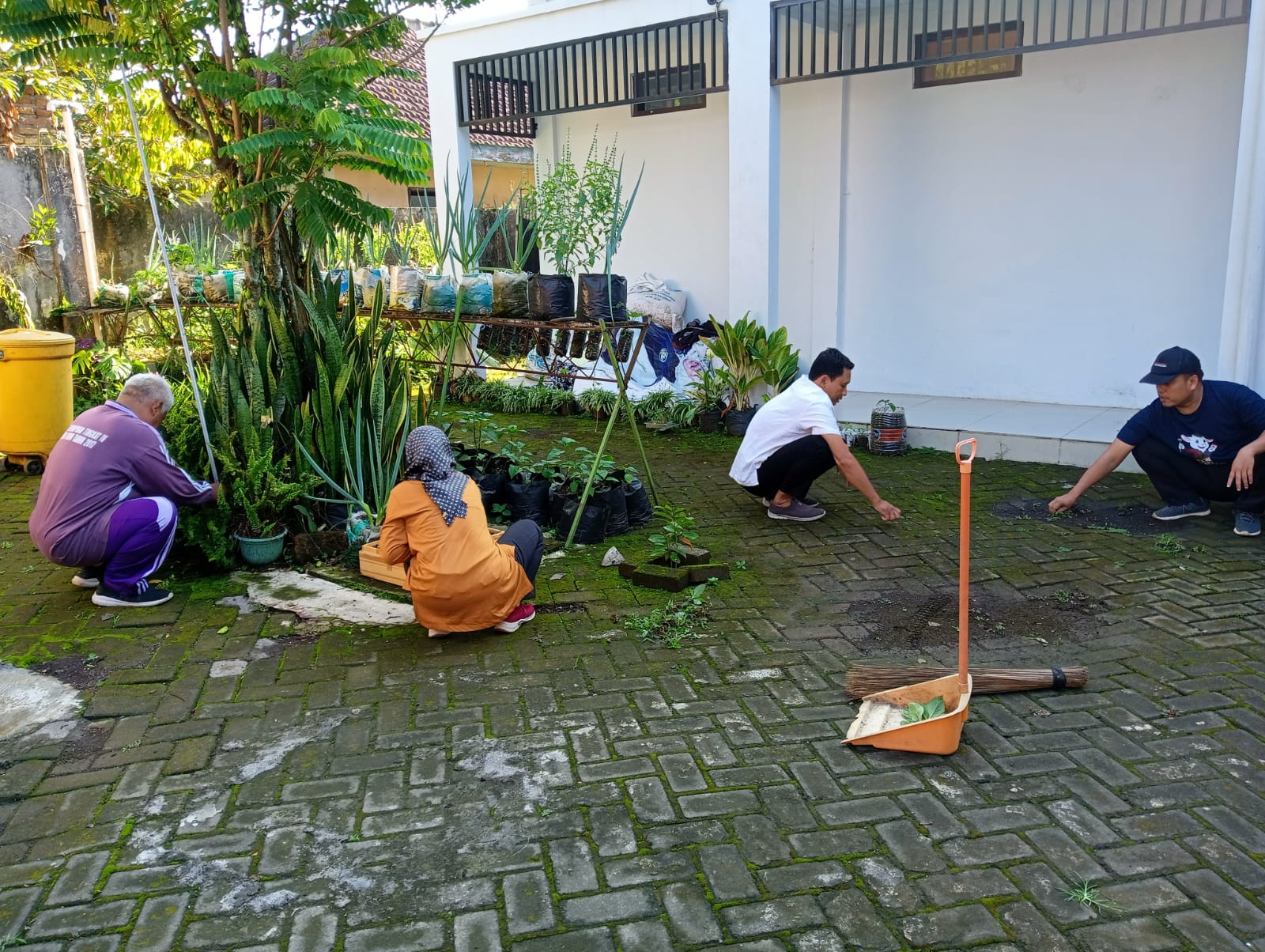 Tingkatkan Kebersihan Lingkungan, Camat Pimpin Kerja Bakti Gerakan ASRI di Kecamatan
