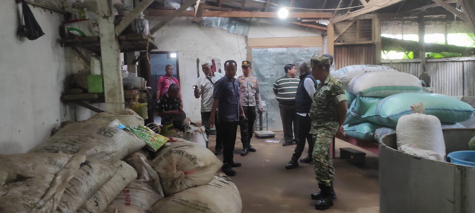 Tingkatkan Ekonomi Desa, Camat Senduro Tinjau Usaha Oven Kapulaga di Kandangan