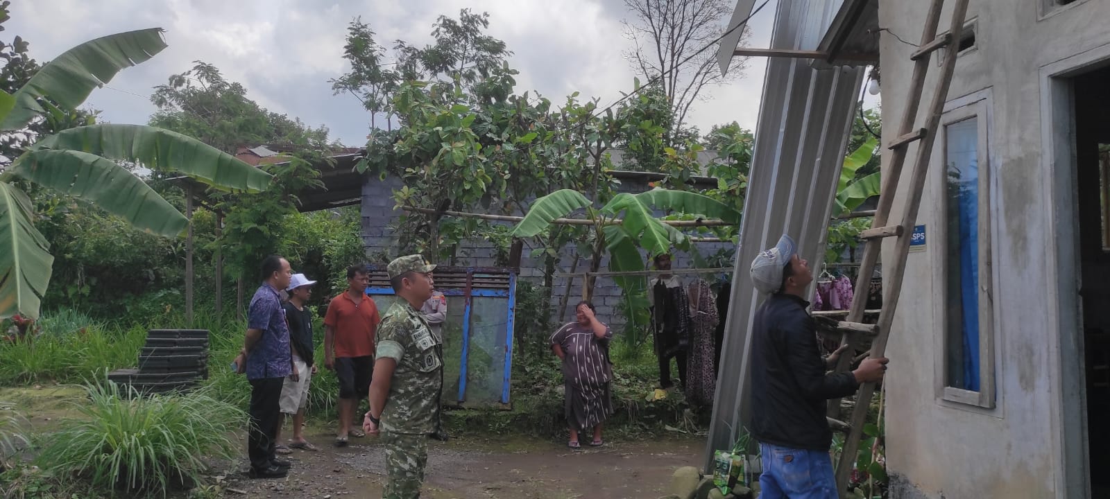 Tinjau Lokasi Puting Beliung di Kandangan, Camat Senduro Pastikan Bantuan Segera Turun