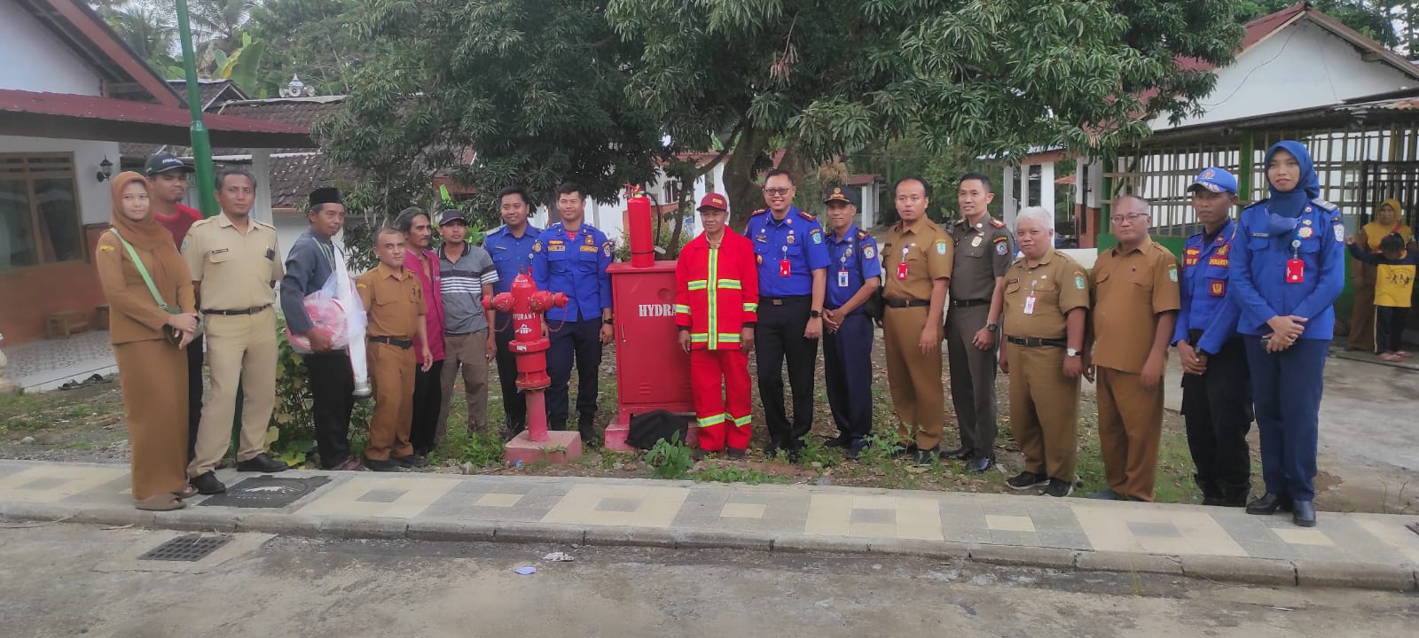 Tingkatkan Kewaspadaan, Camat Senduro Hadiri Sosialisasi Kebakaran dan Serahkan APAR ke KSM Semeru A