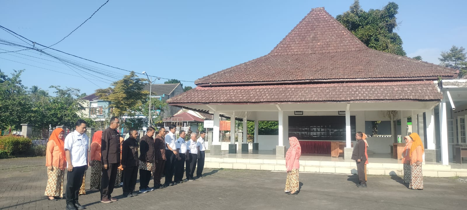 Tingkatkan Disiplin dan Sinergi, Kasubag Umum dan Kepegawaian Pimpin Apel Pagi di Kecamatan Senduro