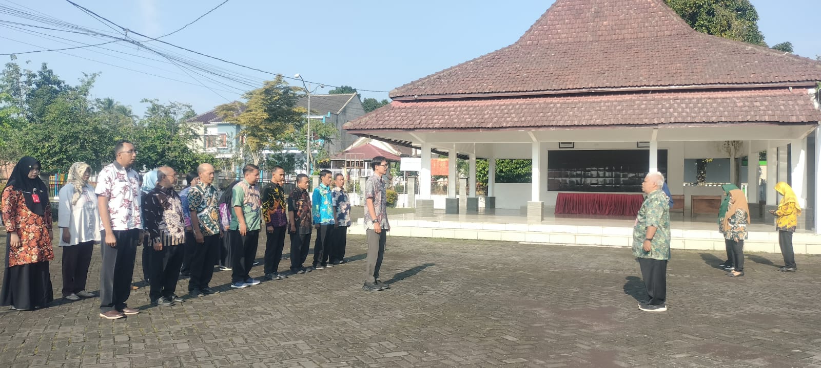 Tingkatkan Disiplin, Sekcam Senduro Pimpin Apel Pagi Rutin