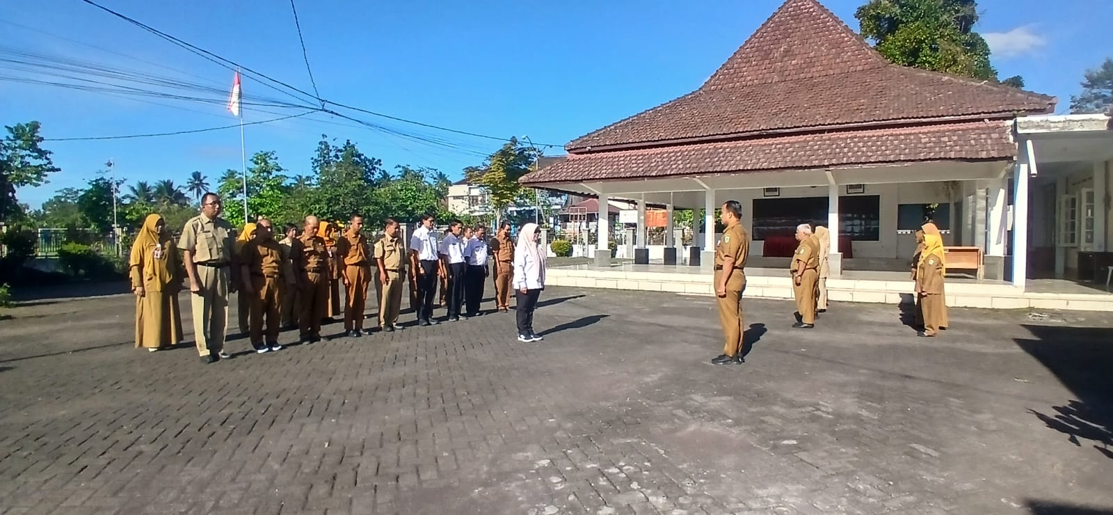 Tingkatkan Disiplin dan Sinergi, Camat Senduro Pimpin Apel Pagi 20 April 2026
