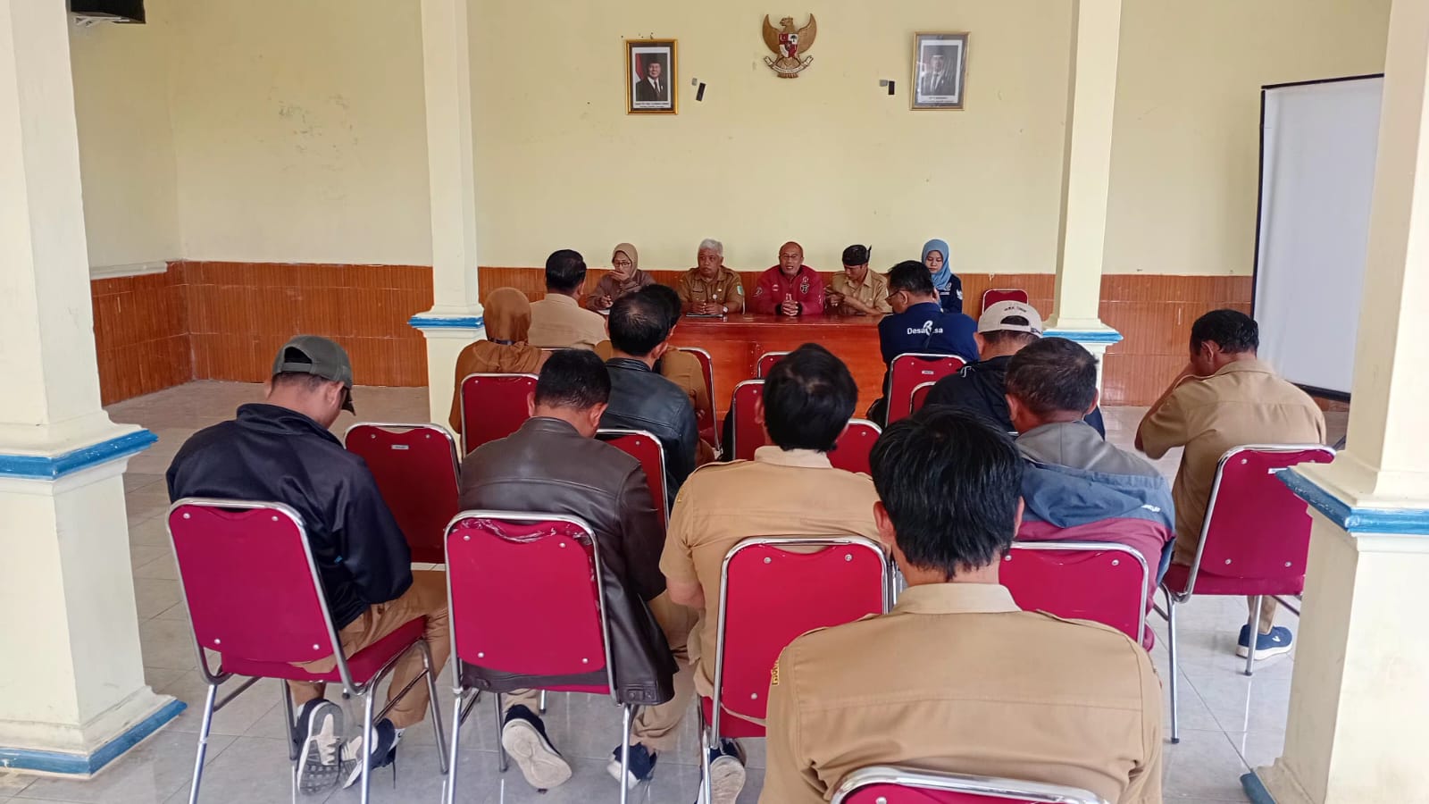 Tim Binwas Kecamatan Senduro Lakukan Lanjutan Monev Administrasi Desa di Argosari