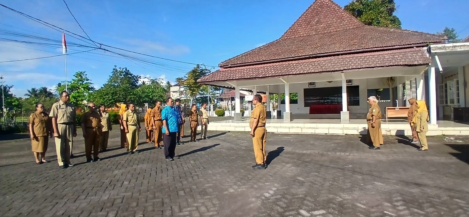 Tingkatkan Disiplin dan Koordinasi, Kasi Pemerintahan Pimpin Apel Pagi di Kecamatan Senduro