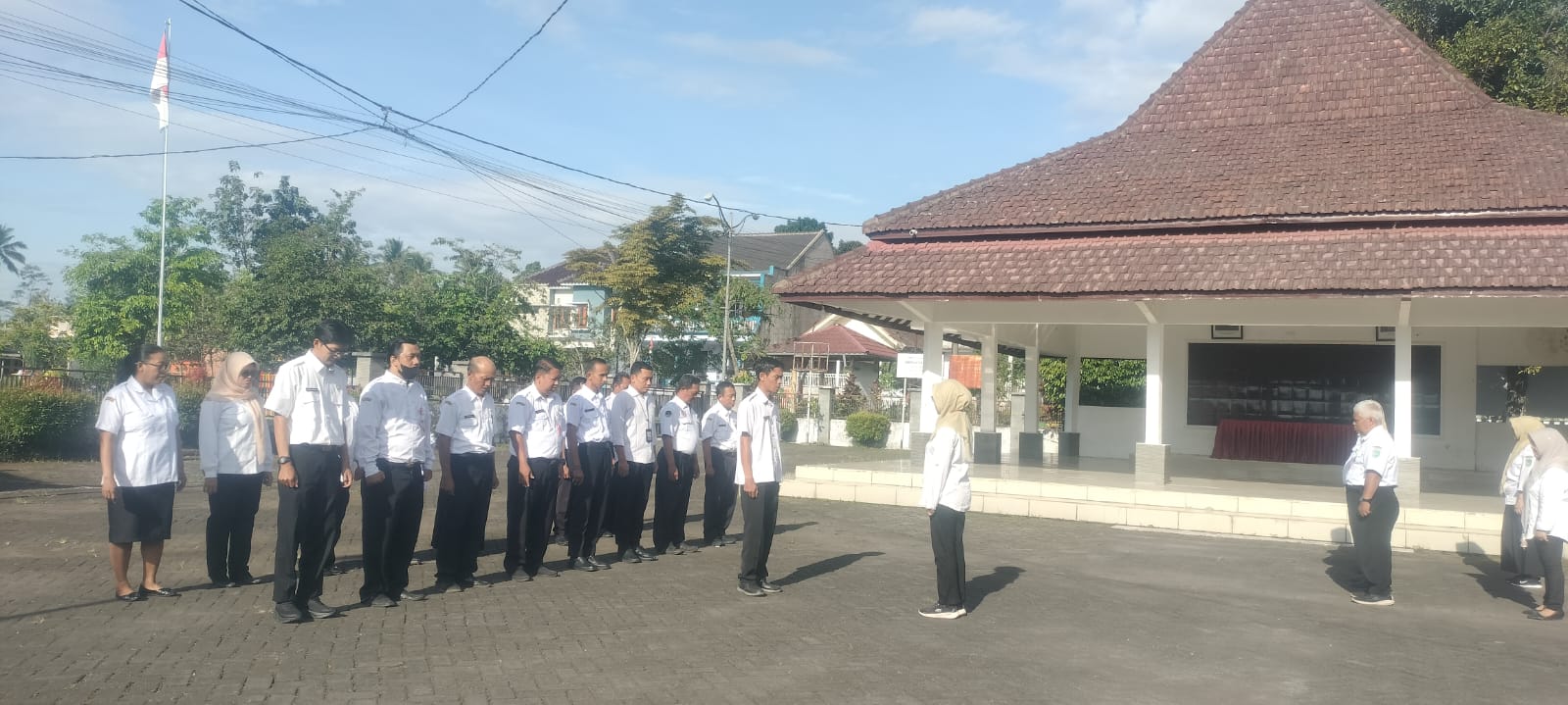 Tingkatkan Sinergi Pembangunan Desa, Kasi Pemberdayaan Masyarakat Pimpin Apel Pagi di Senduro