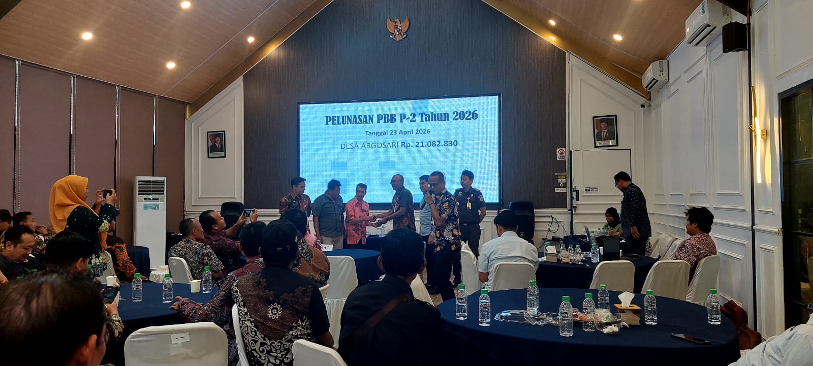 LUNASI PBB-P2 2026 LEBIH AWAL, DESA ARGOSARI TERIMA REWARD DARI CAMAT SENDURO