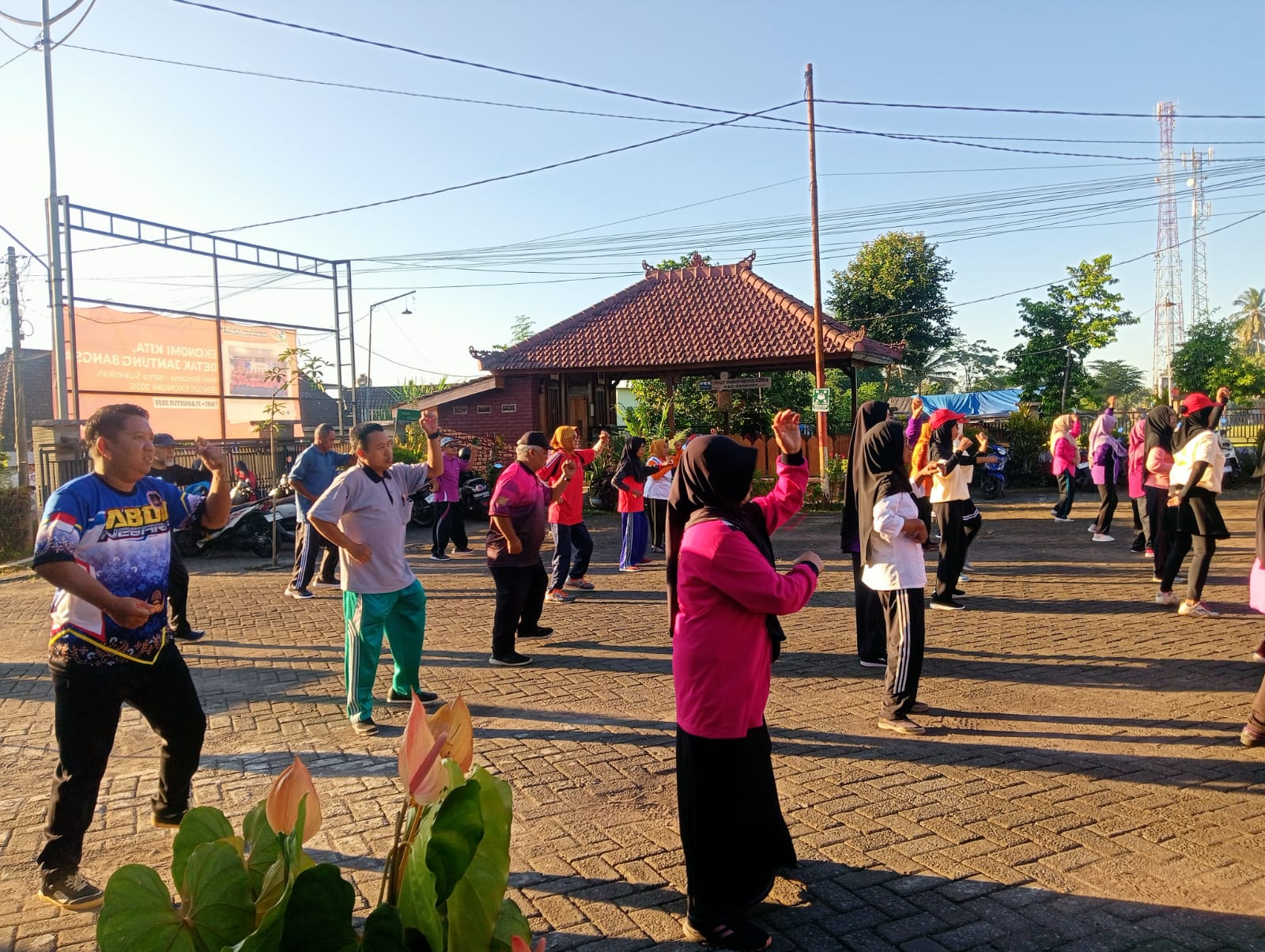 Tingkatkan Kebugaran dan Kinerja, Staf Kecamatan Senduro Rutin Gelar Senam Pagi