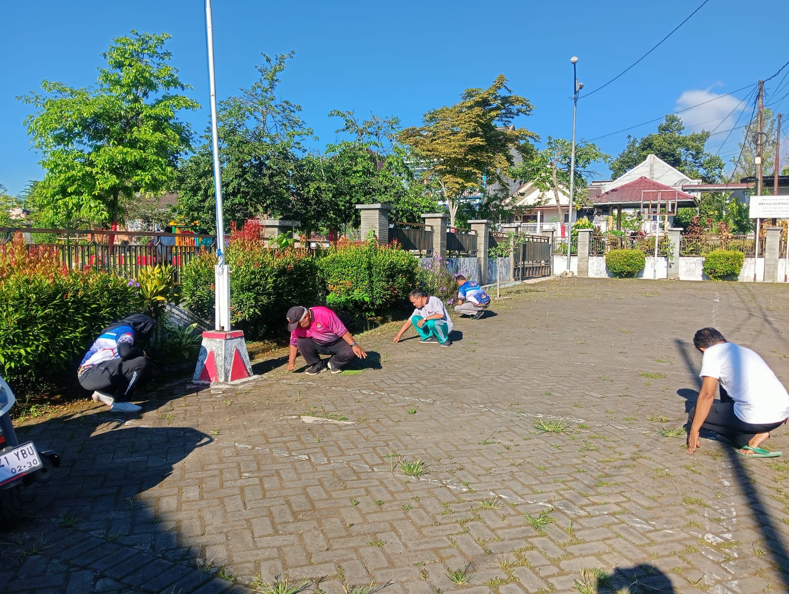 Tingkatkan Sinergi dan Kebersihan, Camat Senduro Pimpin Gerakan ASRI di Halaman Kecamatan