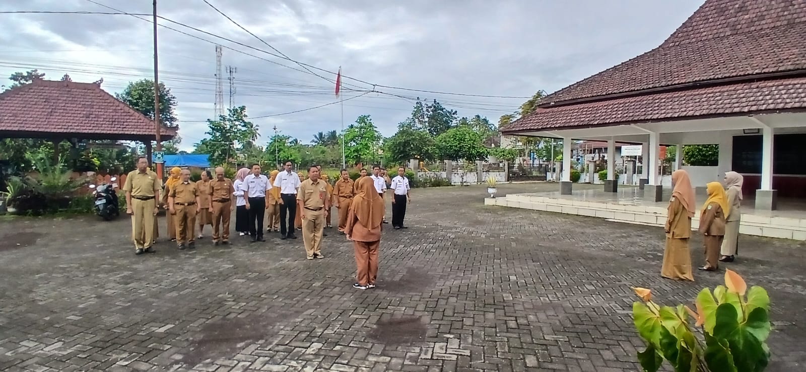 Tingkatkan Pelayanan Prima, Plt. Kasi Pelayanan Umum Kecamatan Senduro Pimpin Apel Pagi Rutin