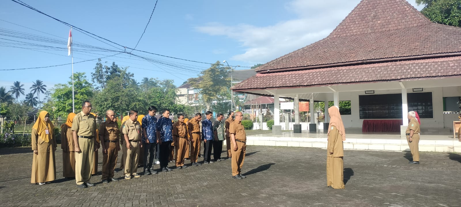 Tingkatkan Kedisiplinan dan Sinergi, Kasubag Keuangan Kec. Senduro Pimpin Apel Pagi