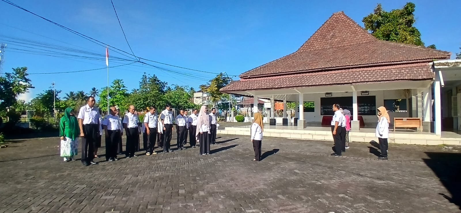 Tingkatkan Disiplin, Kasubag Umum dan Kepegawaian Pimpin Apel Pagi di Kecamatan Senduro