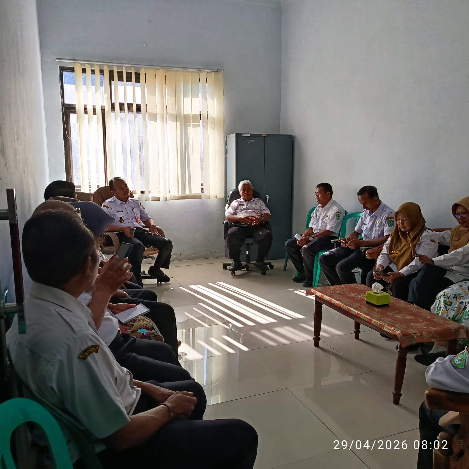 Camat Senduro Pimpin Rapat Staf, Bahas Keseimbangan LPG 3 Kg dan Efisiensi WFH-WFO