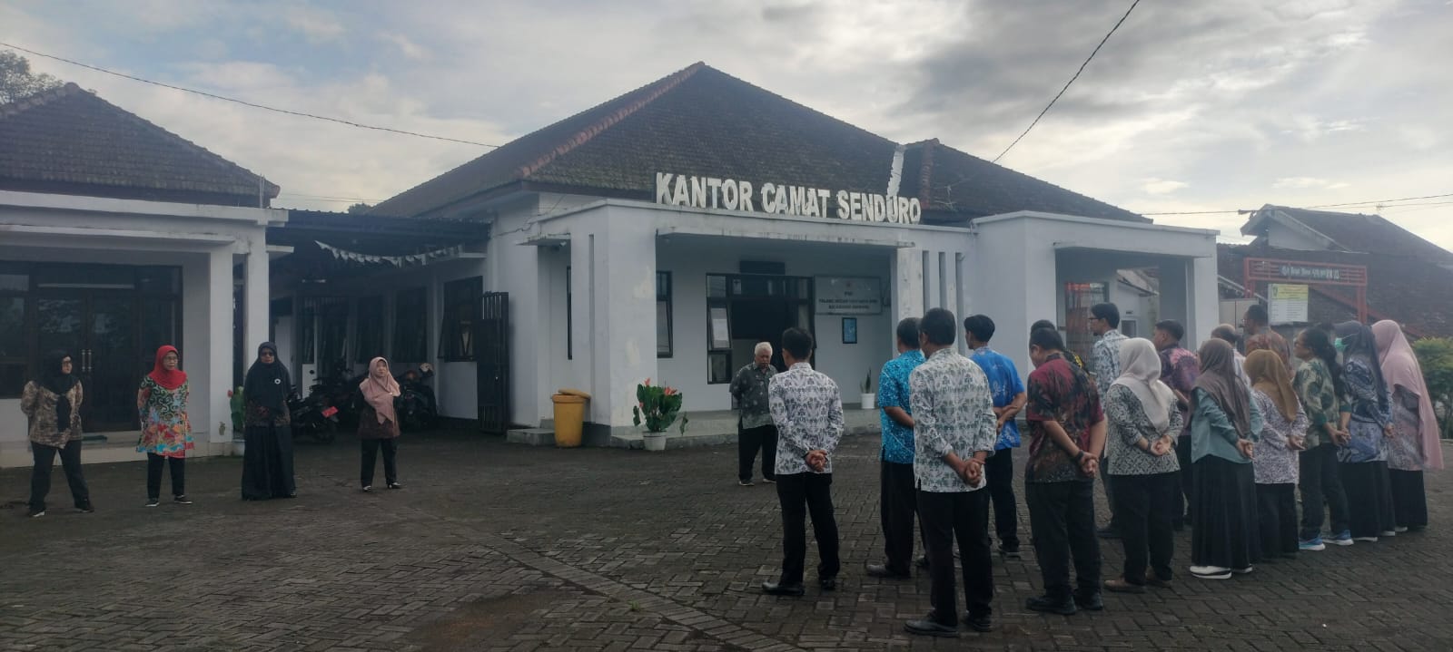 Tingkatkan Kedisiplinan & Sinergi, Sekcam Senduro Pimpin Apel Pagi Akhir April