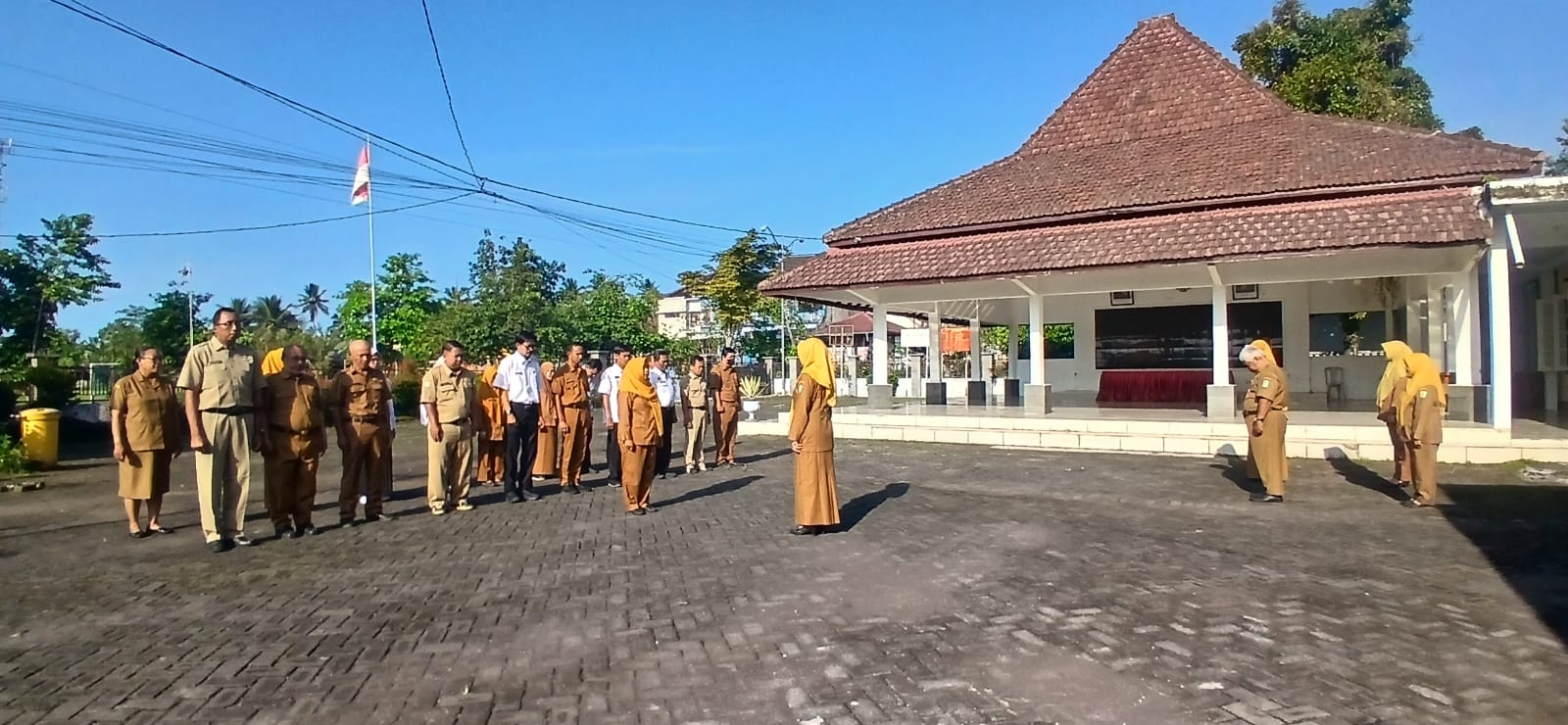 Tingkatkan Disiplin, Kasi PMD Pimpin Apel Pagi di Kecamatan Senduro