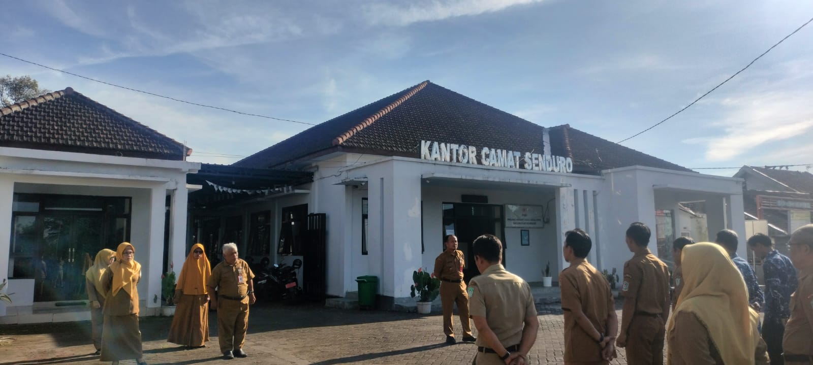 Tingkatkan Disiplin dan Sinergi, Camat Senduro Pimpin Apel Pagi Bersama Seluruh Komponen Kecamatan