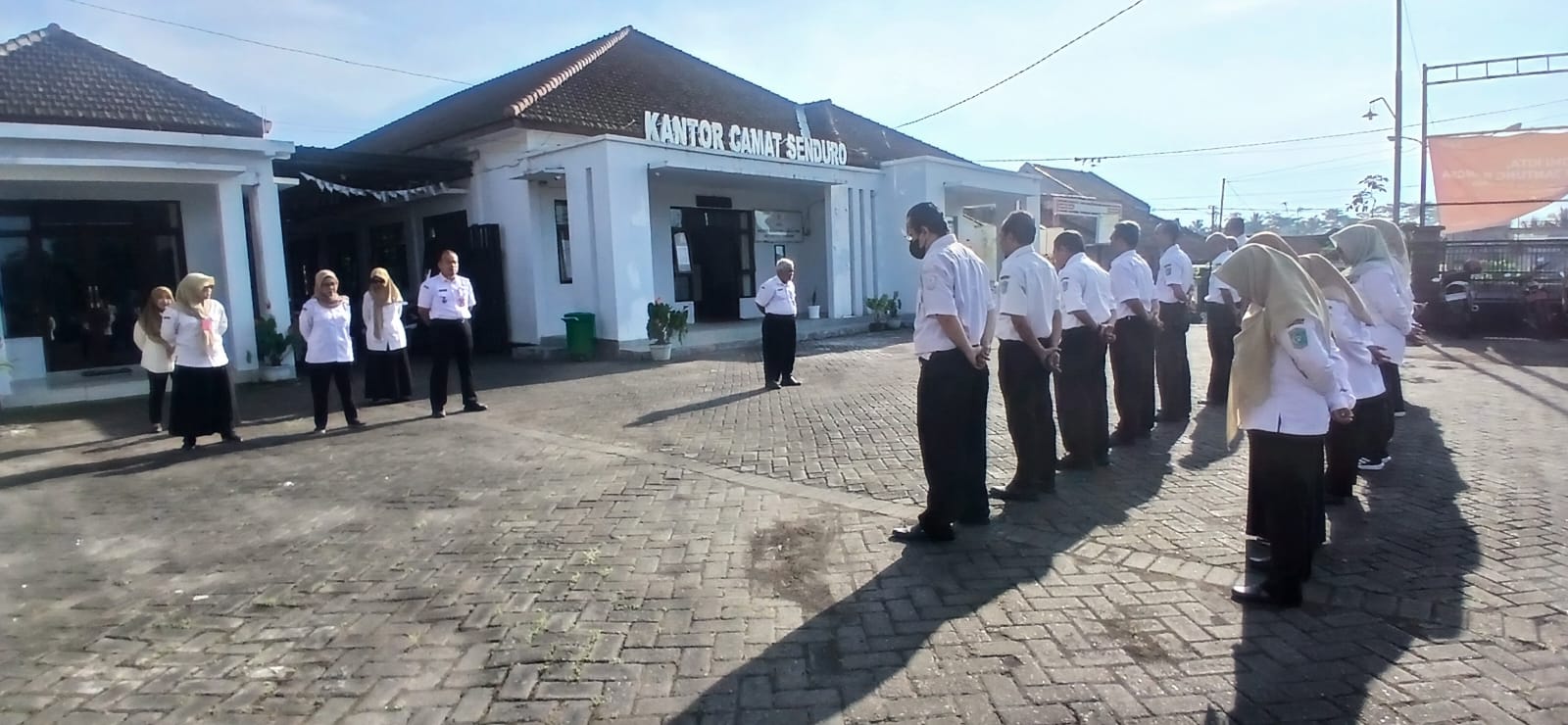 Tingkatkan Kedisiplinan, Sekcam Senduro Pimpin Apel Pagi Bersama ASN dan Pendamping Desa
