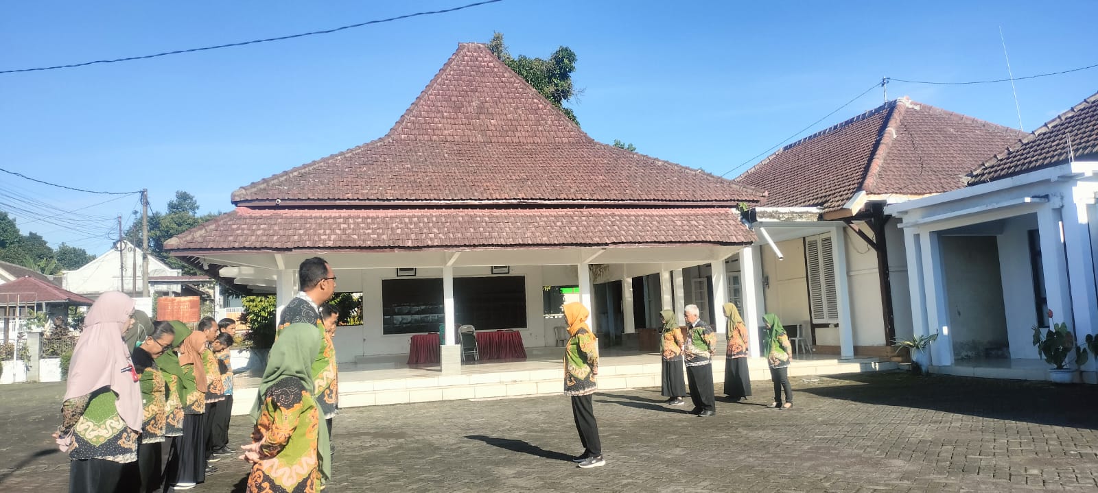 Tingkatkan Sinergi Pembangunan Desa, Kasi Pemberdayaan dan Desa Kecamatan Senduro Pimpin Apel Pagi