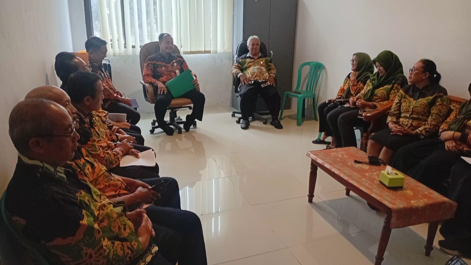 Camat Senduro Pimpin Rapat Staf, Bahas Kesiapan Satlinmas hingga Evaluasi Absensi Siperlu