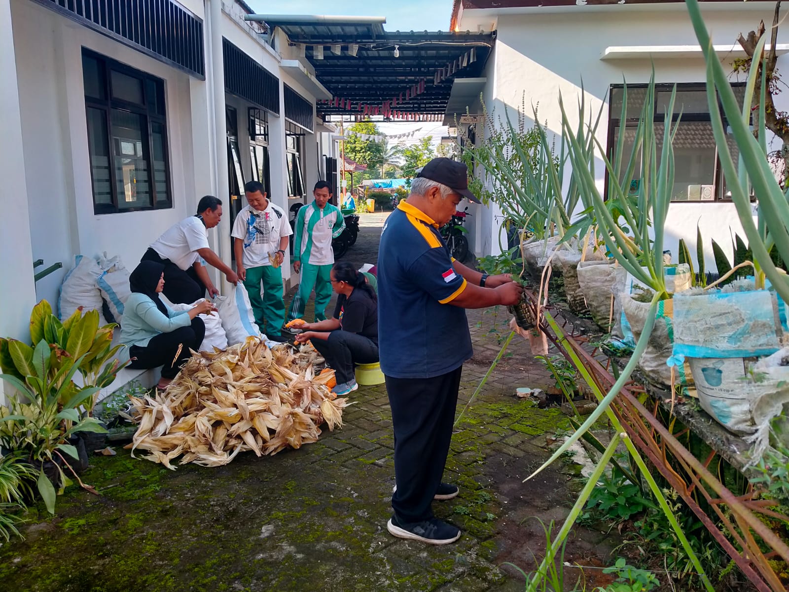 Camat Senduro Pimpin Gerakan ASRI, Halaman Kantor Kecamatan Jadi Lebih Asri dan Nyaman