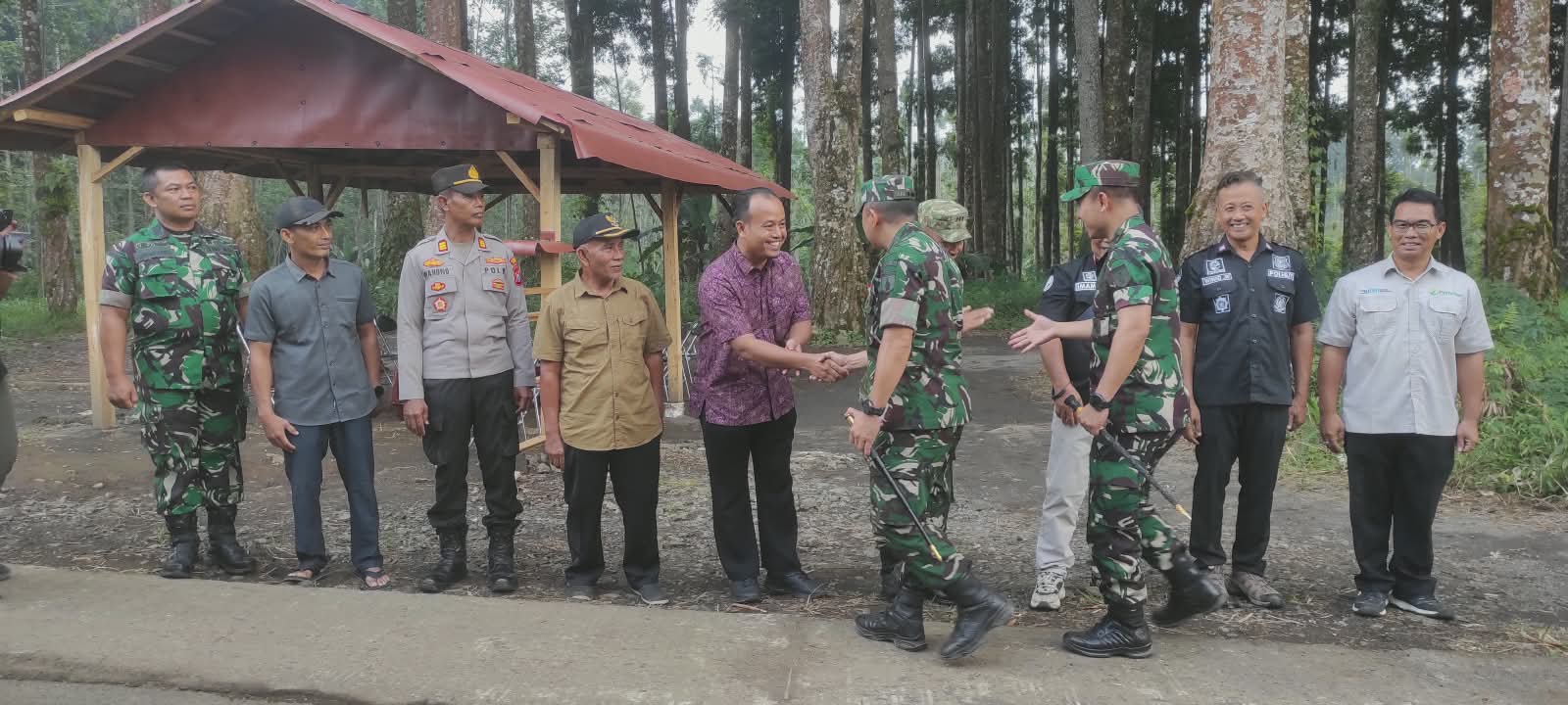 Sinergi TNI dan Pemkab, Camat Senduro Dampingi Danrem 083/Bdj Tinjau Lahan Yon TP Desa Burno