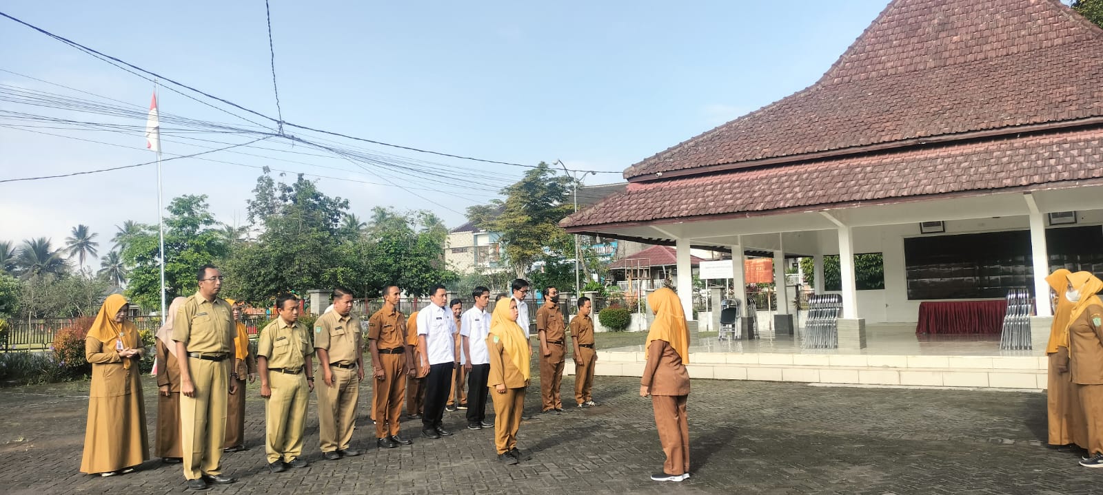 Jaga Kedisiplinan, Plt. Kasi Pelayanan Umum Kec. Senduro Pimpin Apel Pagi