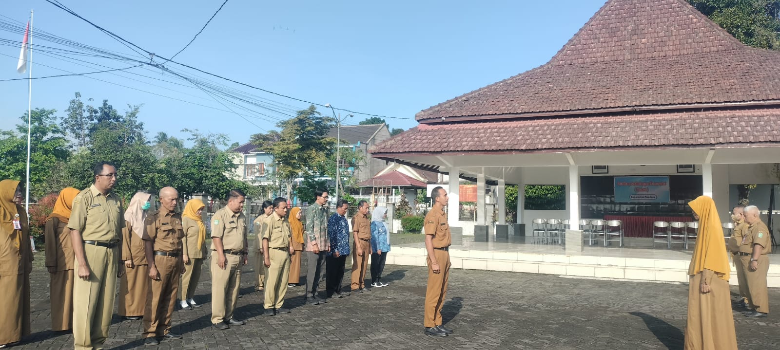 Tingkatkan Kedisiplinan Awal Pekan, Kasubag Keuangan Pimpin Apel Pagi di Kecamatan Senduro