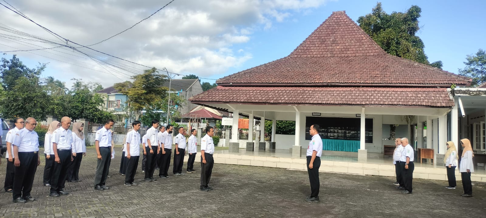 Camat Senduro Pimpin Apel Pagi, Tegaskan Kedisiplinan dan Sinergitas ASN-Pendamping