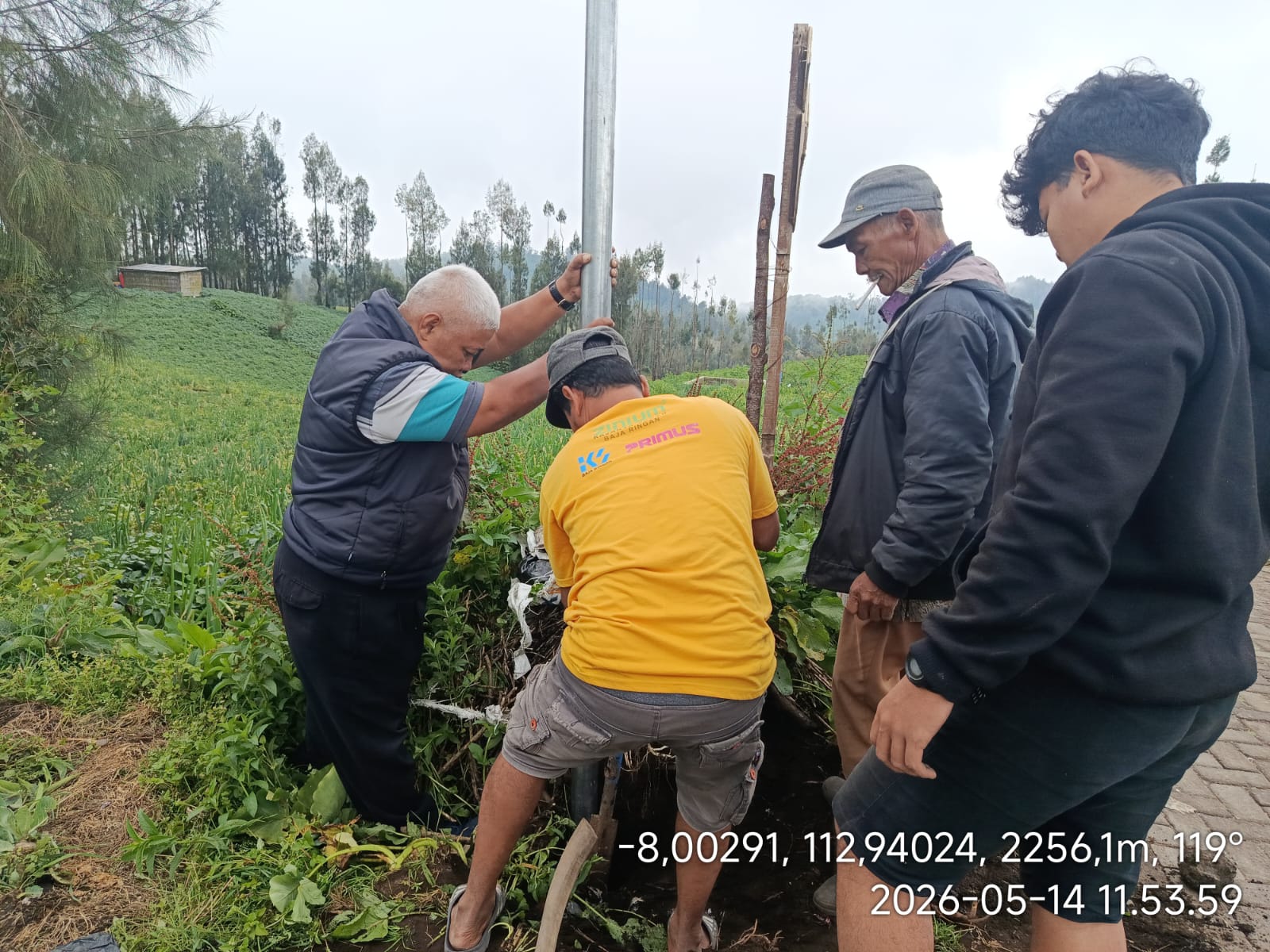 Pj Kades dan Perangkat Desa Ranupani Tuntaskan Pemasangan  PJU dan CCTV di Dusun Sidodadi