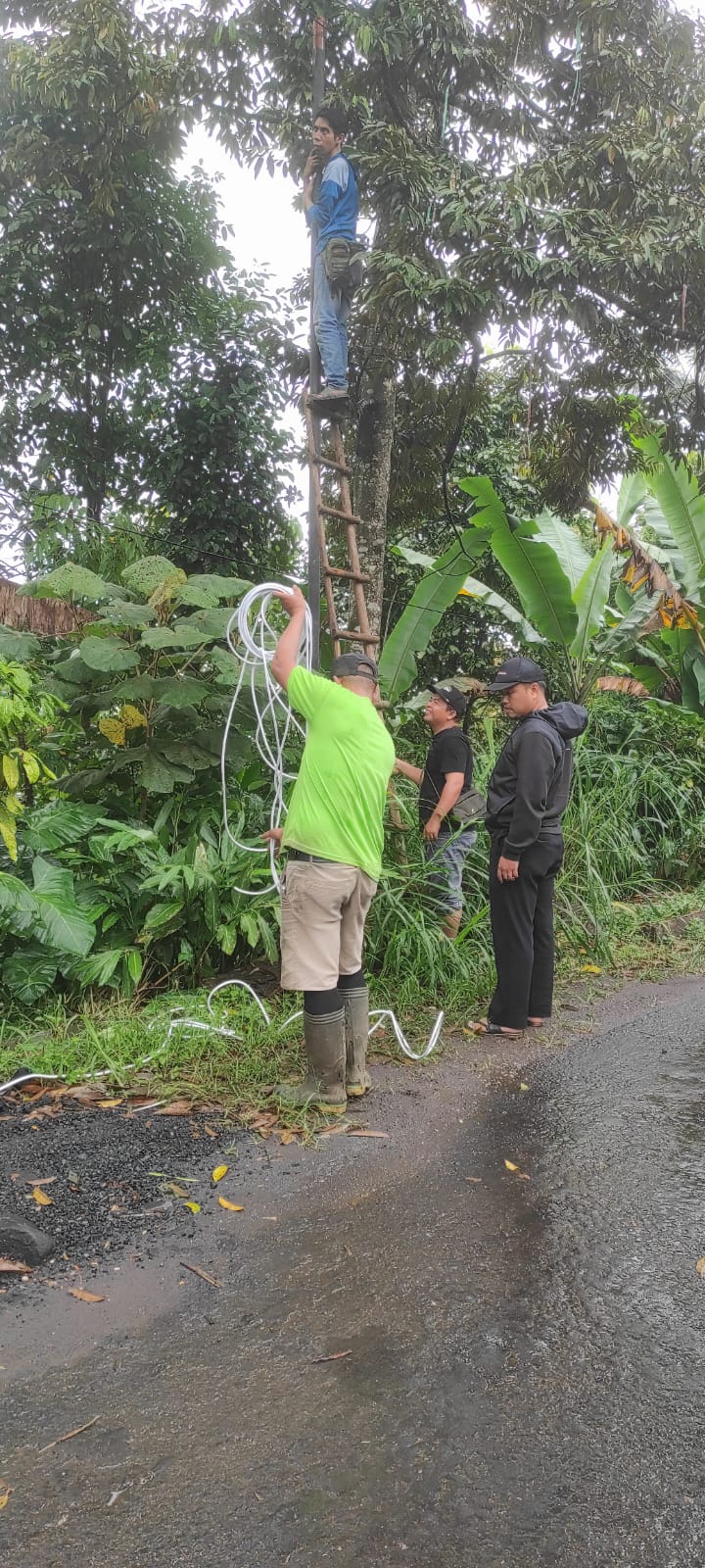 Pemdes Burno Bersama Perangkat Desa Tingkatkan Keamanan Lingkungan, Pasang PJU dan CCTV di Karangany