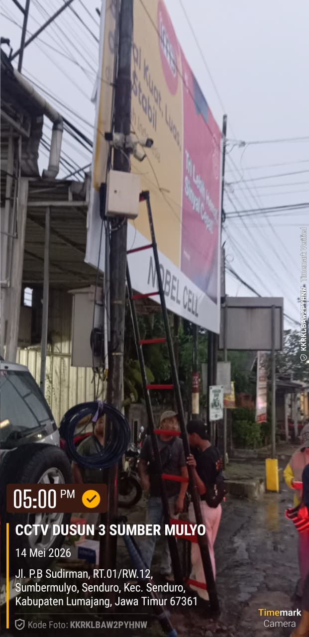 Pemdes Senduro Pasang PJU dan CCTV di Dusun Sumber Mulyo Demi Wujudkan Lingkungan Aman