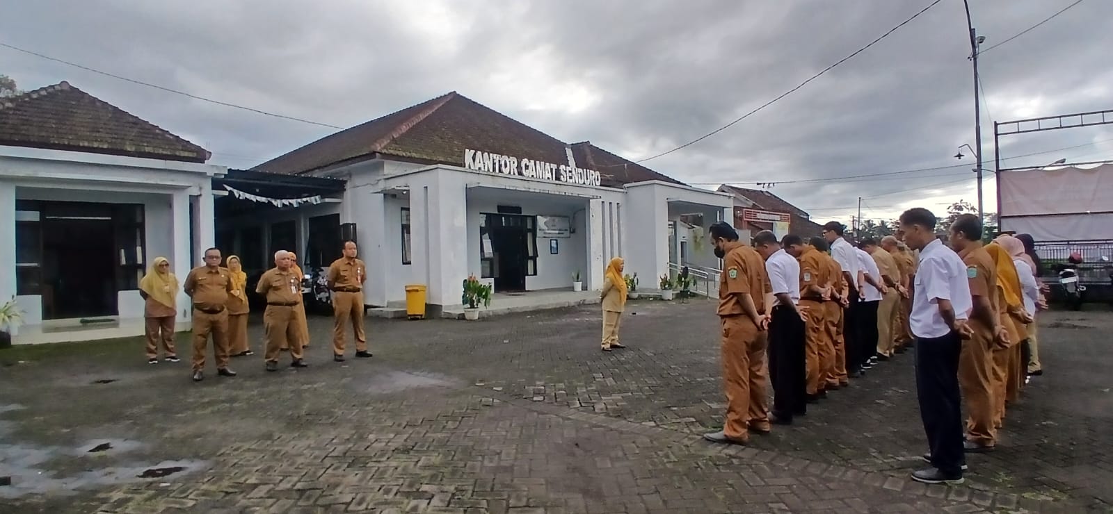 Tingkatkan Sinergi dan Disiplin, Kasubag Umum dan Kepegawaian Pimpin Apel Pagi Kecamatan Senduro