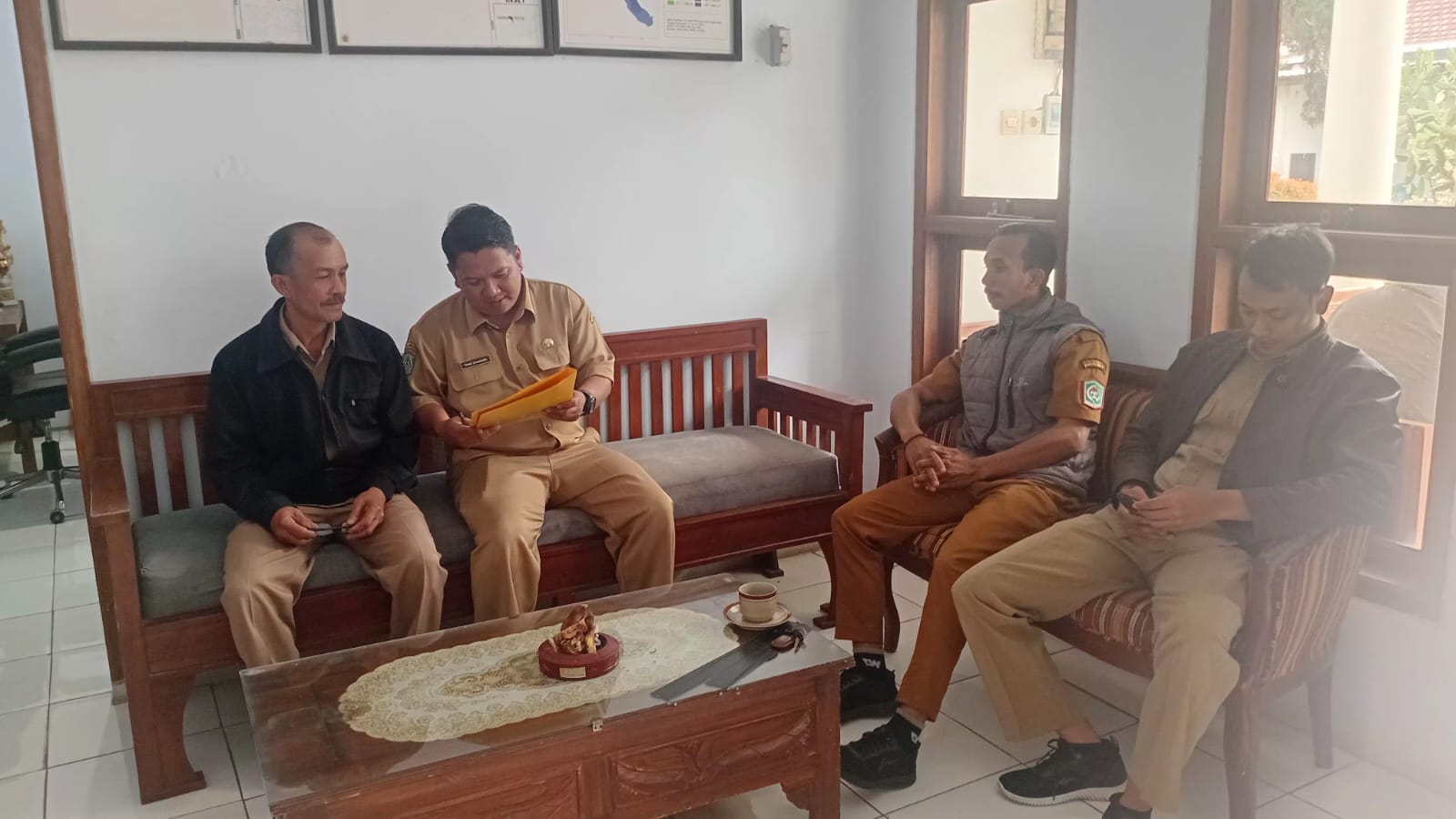 Staf Kasipem Kecamatan Senduro Tinjau Tahapan Pengumuman Penjaringan Perangkat Desa Kandangtepus