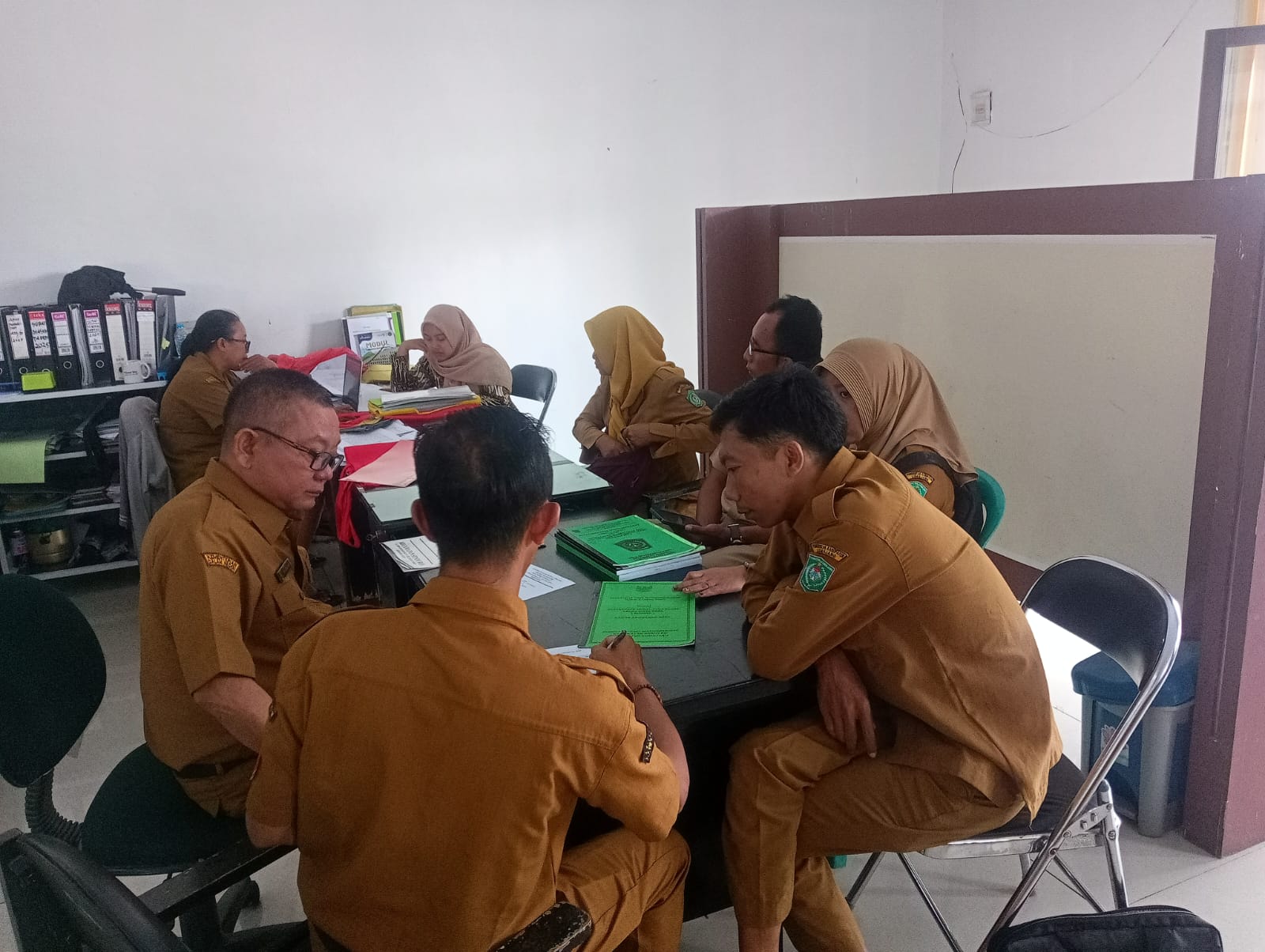 Tim Binwas Kecamatan Senduro Evaluasi Raperdes Lima Desa untuk Percepat Pembangunan