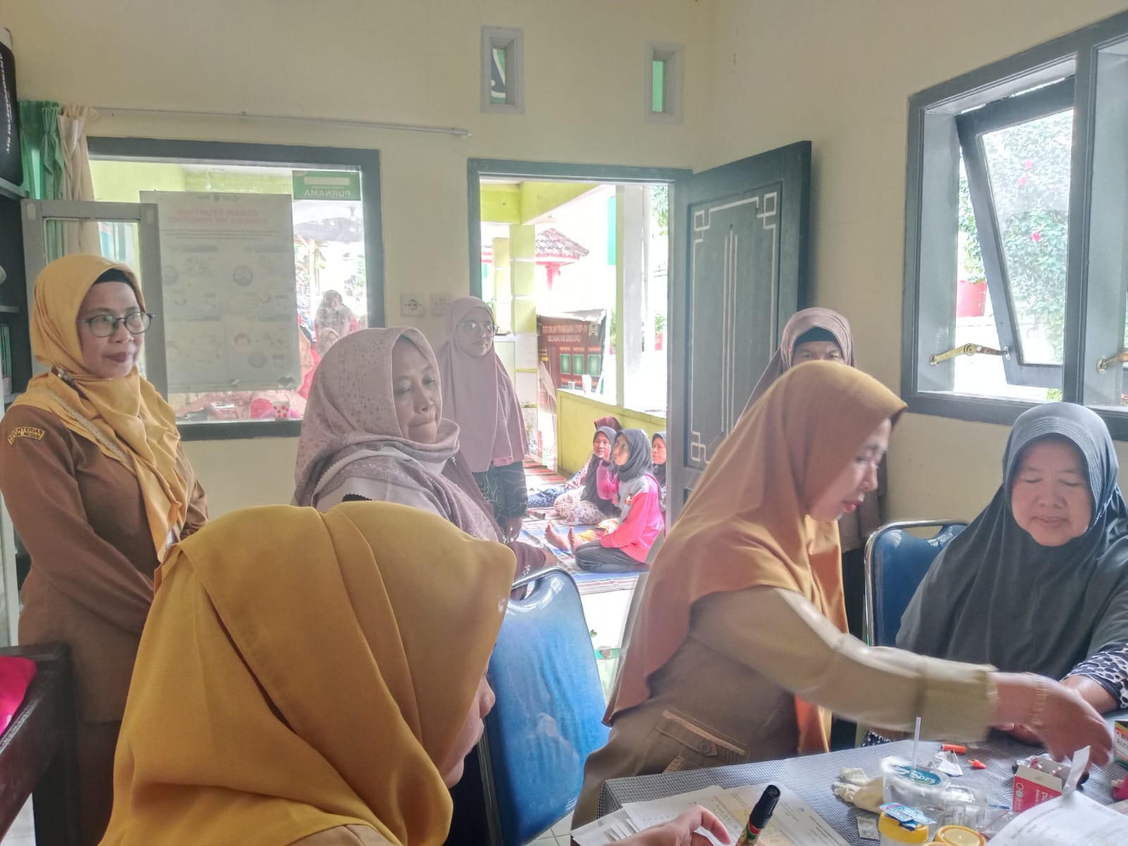 Kasi PMD Kecamatan Senduro Lakukan Monev Posyandu ILP dan Pemeriksaan Lansia Gratis di Desa Senduro