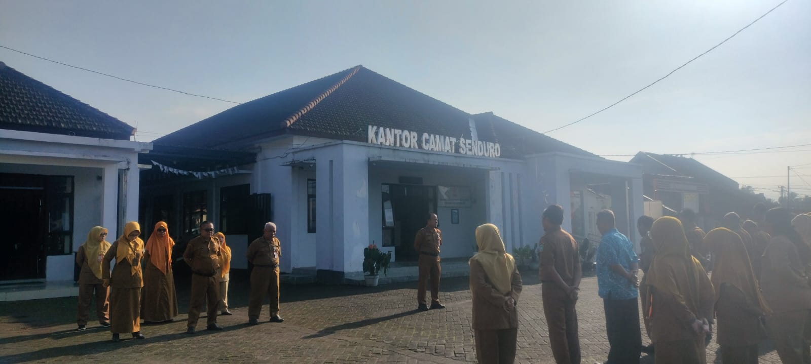 Camat Senduro Pimpin Apel Pagi, Tegaskan Sinergitas dan Disiplin Lintas Sektoral