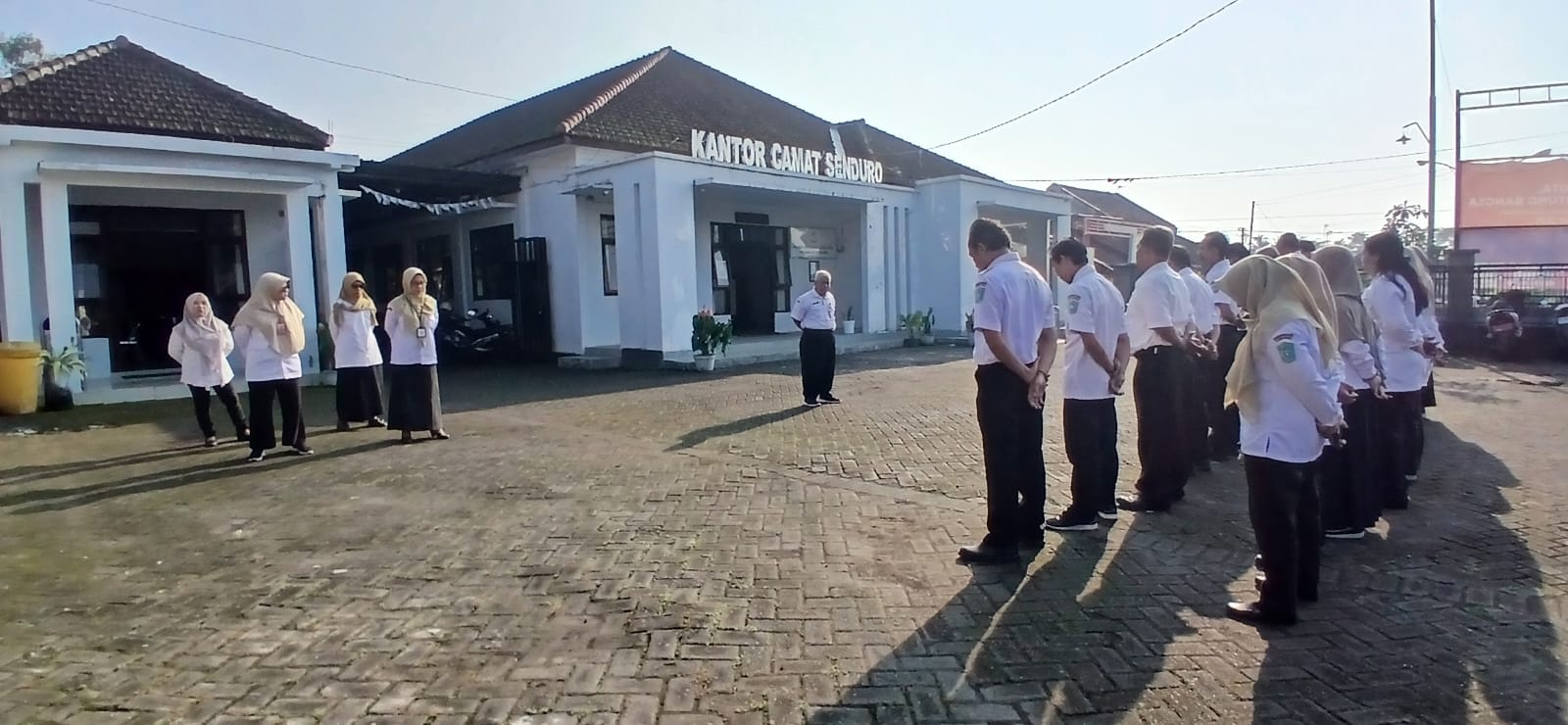 Perkuat Sinergi dan Disiplin, Sekretaris Kecamatan Senduro Pimpin Apel Pagi Gabungan