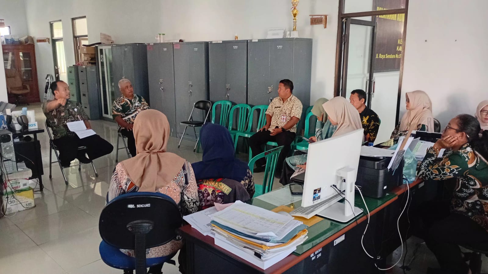 Camat Senduro Pimpin Rapat Staf, Tekankan Percepatan Inovasi Pelayanan Publik